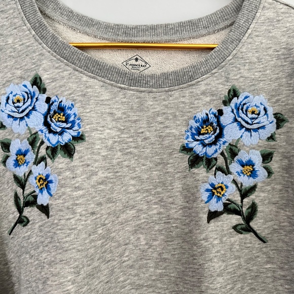 ST. JOHN'S BAY GREY WITH EMBROIDERED FLOWERS WITH MOCK SLEEVES SWEATER - Picture 4 of 6